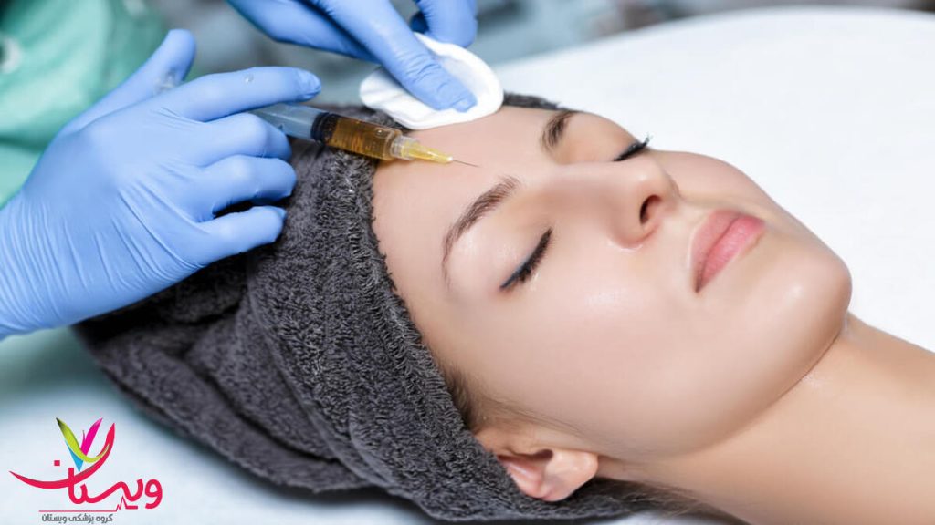 مراحل پاکسازی و آمادهسازی پوست پیش از تزریق PRP جهت جوانسازی مراحل آمادهسازی پوست قبل از تزریق پلاسمای PRP در نواحی پیشانی و گونه