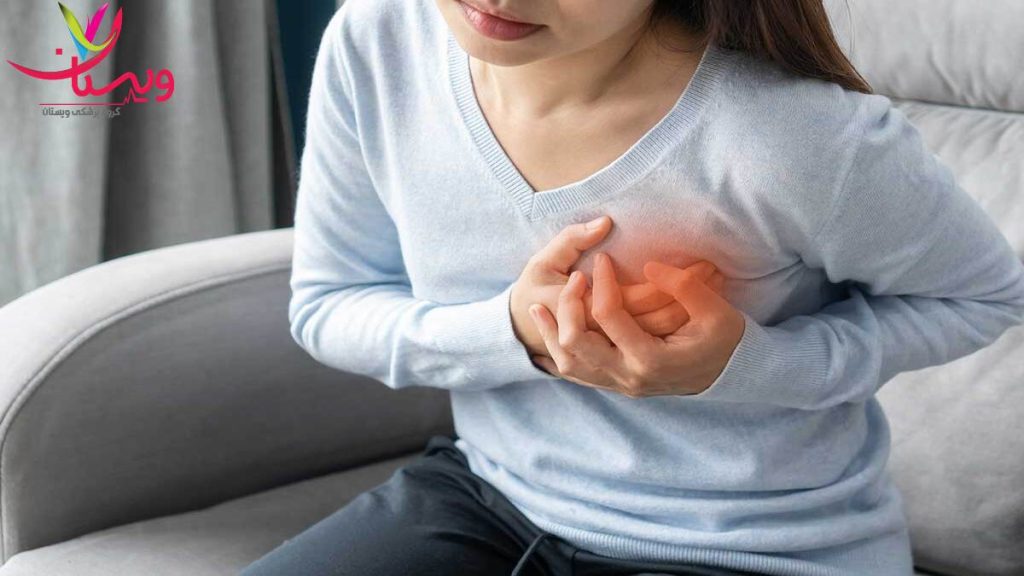 زن جوانی با درد قلبی و فشار در ناحیه سینه