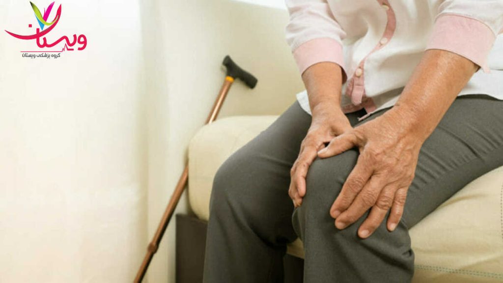 سالمند با عصا در کنار خود و زانو درد شدید